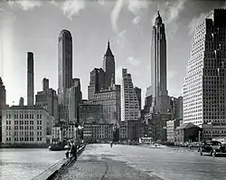 Skyline van Manhattan. In de foto van Abbott uit 1936 staan 19 wolkenkrabbers, 15 ervan verrezen tussen 1927 en 1932[2]