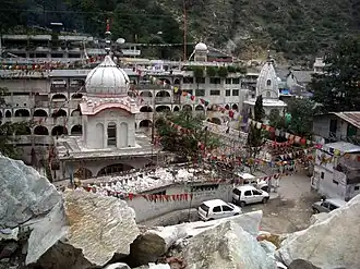 Tempels in Manikaran in de Parbativallei