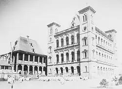 Ranavalona II liet een stenen constructie rond Manjakamiadana bouwen