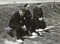 Mannen in Westkappelse dijkwerkerskleding (1976).