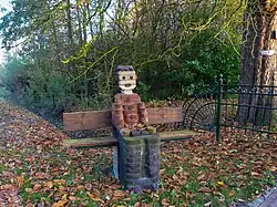 Stenen vrouwtje op bankje aan de Euvelgunnerweg. Zie ook mannelijke tegenhanger in Noorderhoogebrug.