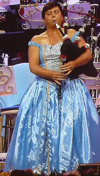 Manoe Konings bespeelt de doedelzak, 2012.