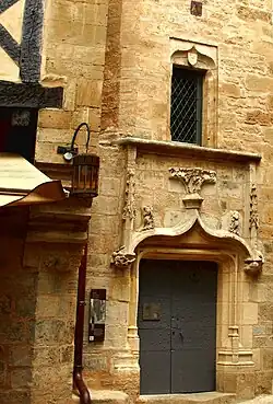 Ingang toren met deur