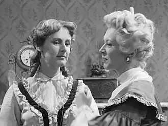 Manon Alving (l.) en Fien Berghegge in het televisiespel De erfgename, 16 december 1959