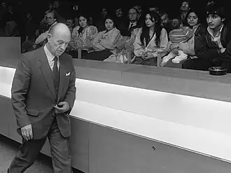 Zigeunerfamilie Milan Duric uit huis gezet. Mans Flik loopt langs zigeuners op de tribune van de raadszaal in Nieuwegein (1987)