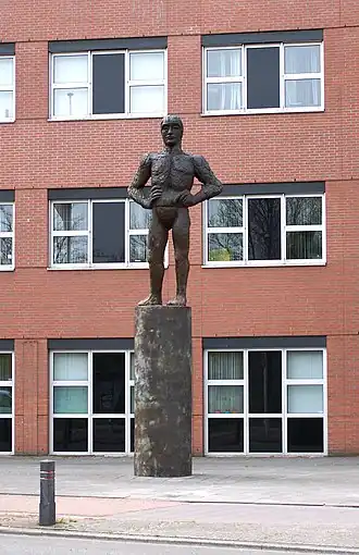 Briljantlaan hoek Baden-Powellweg met voor het politiebureau een bronsbeeld gemaakt door Thomas Houseago in 2002