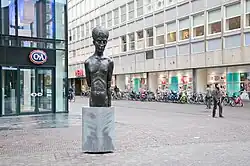 Mansportret (2002), brons, Grote Marktstraat, Den Haag