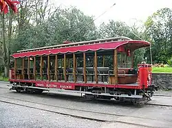 Tram met open zijkanten, veel trambedrijven kenden open bijwagens voor in de zomer met mooi weer.