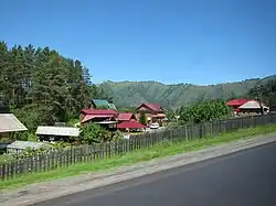 Houten huizen bij Manzjerok
