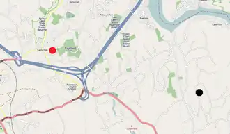 Locatie van de Sandy Hook Elementary School (rood) en de woning van de dader (zwart)