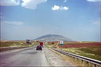 Uitzicht op de berg vanaf de weg tussen de dorpjes Kalek en Bardarash