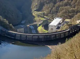 De dam stroomafwaarts gezien