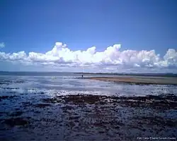 Het strand praia do Sol bij de brug van Saubara