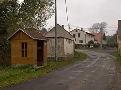 Bushalte en straat in het dorp (2012)