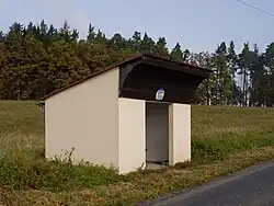 Bushalte nabij het dorp (2010)