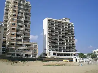 Verlaten hotels aan zee in Varosha.