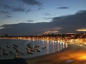 Uitzicht op het strand van Marataízes bij nacht