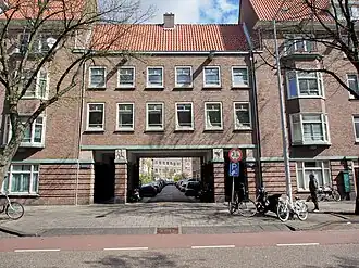 De onbekende verliezer, in april 2017 onder de brugwoningen