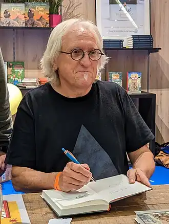Schrijver Marc De Bel tijdens een signeersessie op Boektopia in 2022