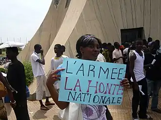 Mars voor het noorden van Mali op 5 april 2012. Het opschrift leest: het leger: de nationale schande.