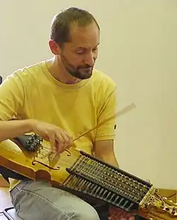 Marco Ambrosini met nyckelharpa, gebouwd door Annette Osann