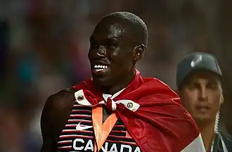 Marco Arop viert zijn overwinning op de 800 m tijdens de WK van 2023, Boedapest.