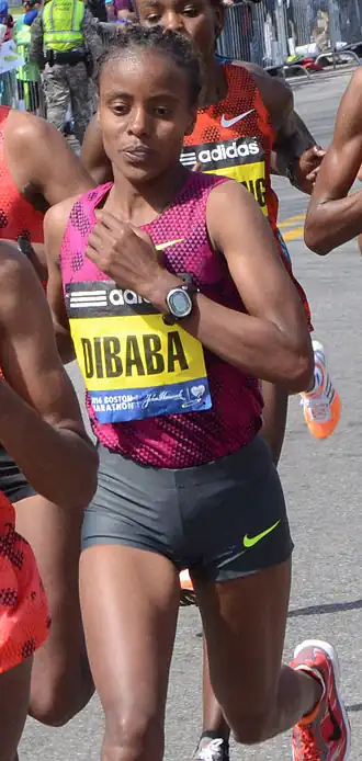 Mare Dibaba tijdens de Boston Marathon 2014.