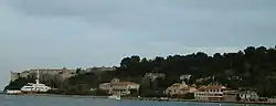 Uitzicht op het Île Sainte-Marguerite, inclusief het Fort Royal en het dorp Sainte-Marguerite.
