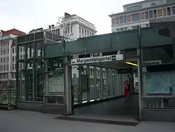 Het oostelijke toegangsgebouw.