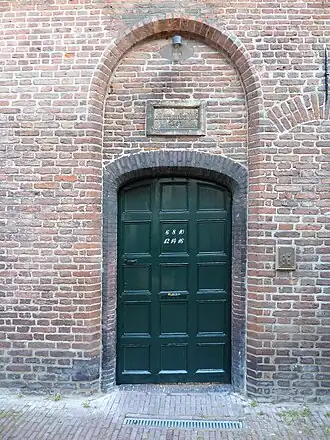 Poort met gevelsteen
