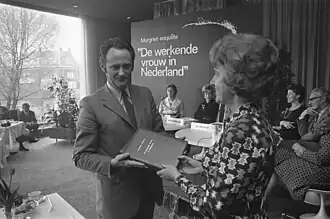 Hoofdred. Hanny van den Horst biedt een rapport aan aan minister Boersma (1972)
