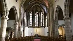 Interieur, gezicht op het priesterkoor