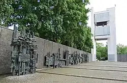 Kruisweg (ontwerp: Otto Herbert Hajek) en klokkentoren van deze kerk