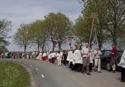 Een processie van bedevaartgangers trekt Warfhuizen binnen