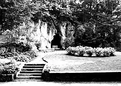 De Mariagrot met links de preekstoel.