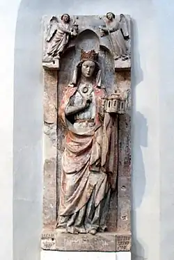 Epitaaf van Plectrudis (rond 1280) met een model van de kerk in haar hand