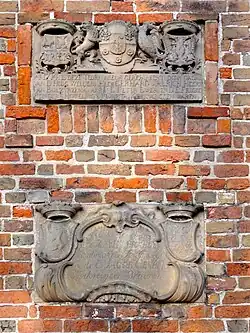 De beide gedenkstenen van de restauraties van 1714 en in 1762 in de kerktoren