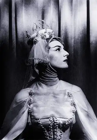 Marian Seldes als Bertha in Ondine van Jean Giraudoux.