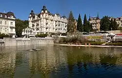Straatzicht (Hlavní tř. en Mírové náměstí) met monumentaal hotel