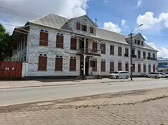Het MVN is gevestigd in de Mariaschool in Paramaribo