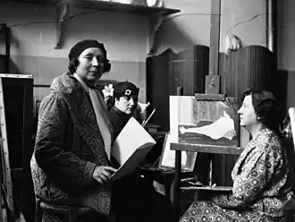 Marie Laurencin in haar atelier met leerling (en model?), 1932