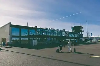 terminal van luchthaven Mariehamn, gezien vanaf de start- en landingsbaan