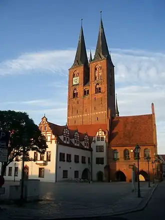 Torenfront, raadhuis en markt