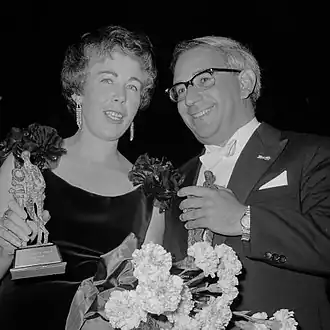 Marijke Smit Sibinga en Daniel Wayenberg bij de Edisons-uitreiking (1964)