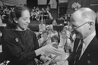 Marin Mars ontvangt de 2e prijs van Theo Olof(1985)