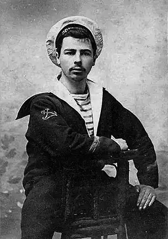 Een Franse matroos aan het begin van de 20e eeuw. Onder zijn jasje met matrozenkraag draagt hij een marinière.