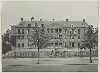 Het ziekenhuis, gezien vanuit het westen