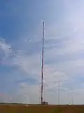 Een van de antennemasten van de marine-zendinstallatie