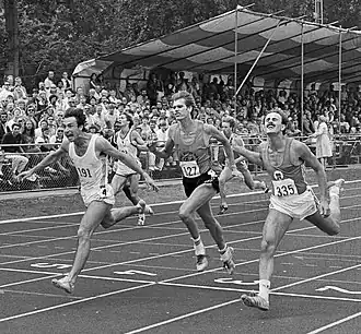 Marcel Klarenbeek (rechts met startnr. 335) in actie op de 200 m tijdens de NK 1982.