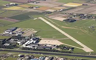 Luchtfoto van Den Helder Airport